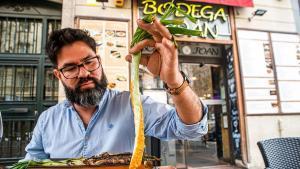 Menjant calçots a la Bodega Joan de lEixample (Barcelona)