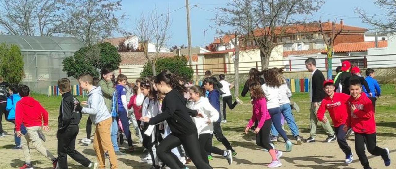 Los niños compartieron momento de ocio en el patio del colegio.