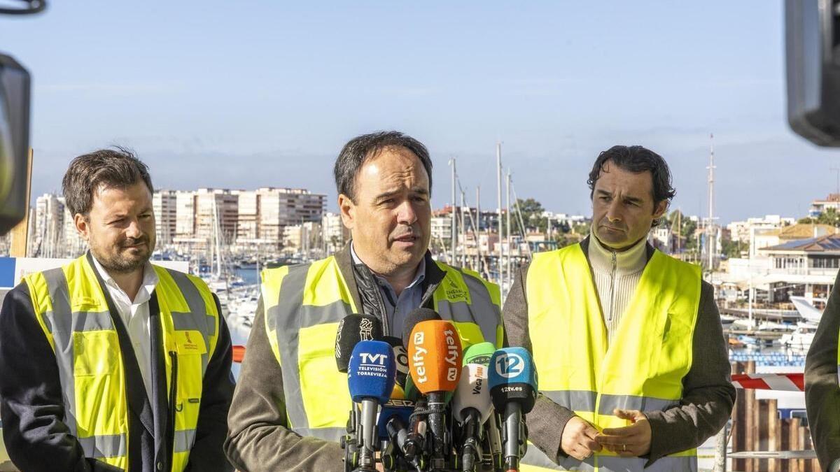 Pérez Llorca en la visita al puerto de Torrevieja