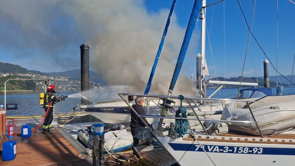 Una columna de humo se levanta en la ría de Vigo: arde una embarcación en San Adrián de Cobres
