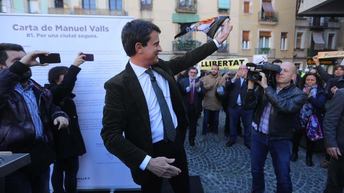 Un grupo de manifestantes boicotean un acto de Manuel Valls en el Raval.