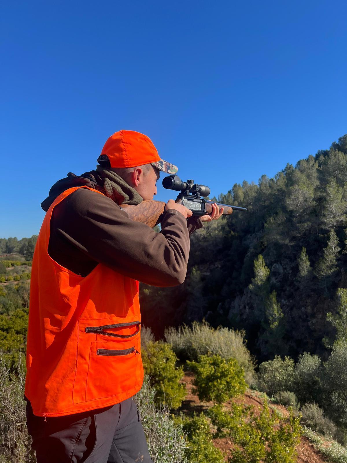 Un cazador durante una batida de jabalíes contra la sobrepoblación y la peste porcina