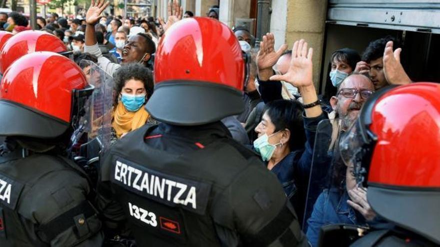 Batalla campal en Bilbao tras un acto de VOX en el barrio de San Francisco