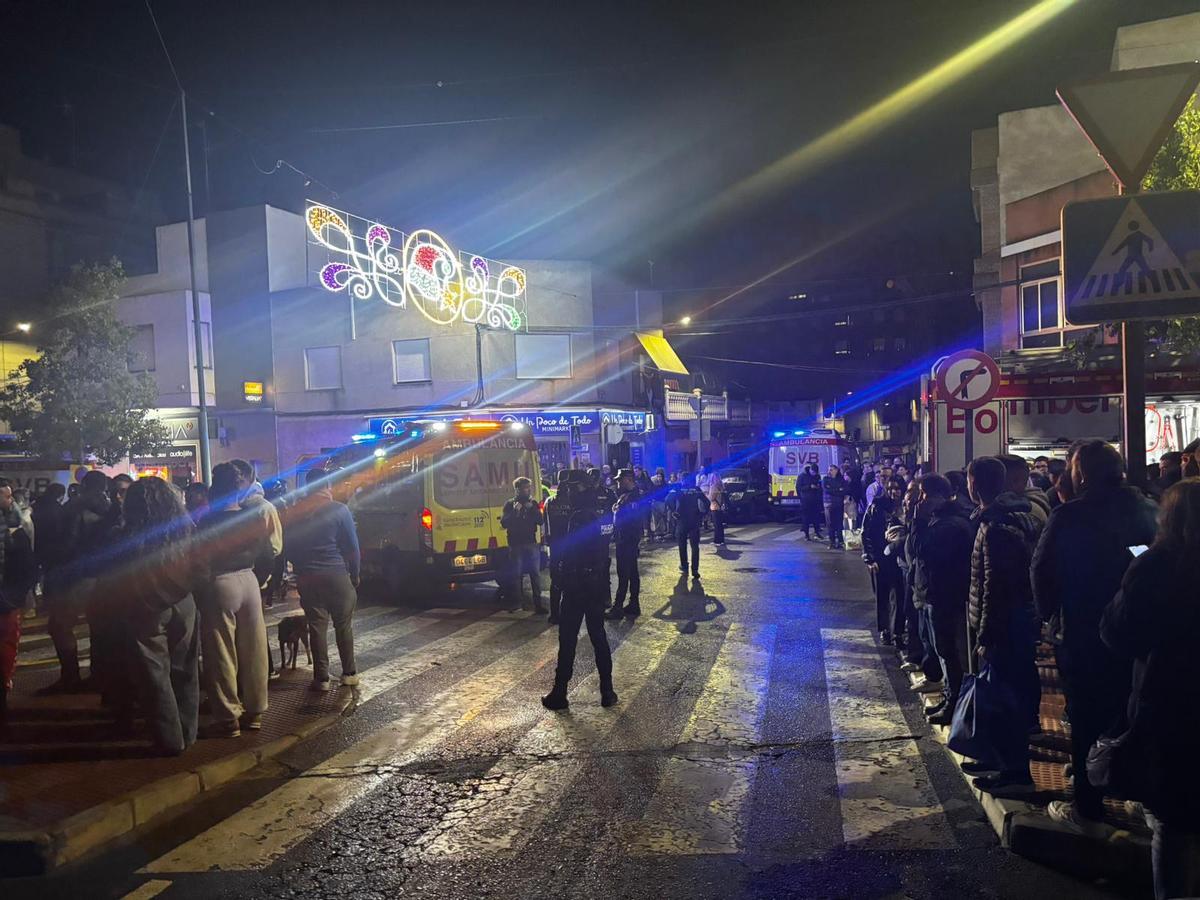 Los bomberos en el lugar del incendio, ante numerosos vecinos de la zona.