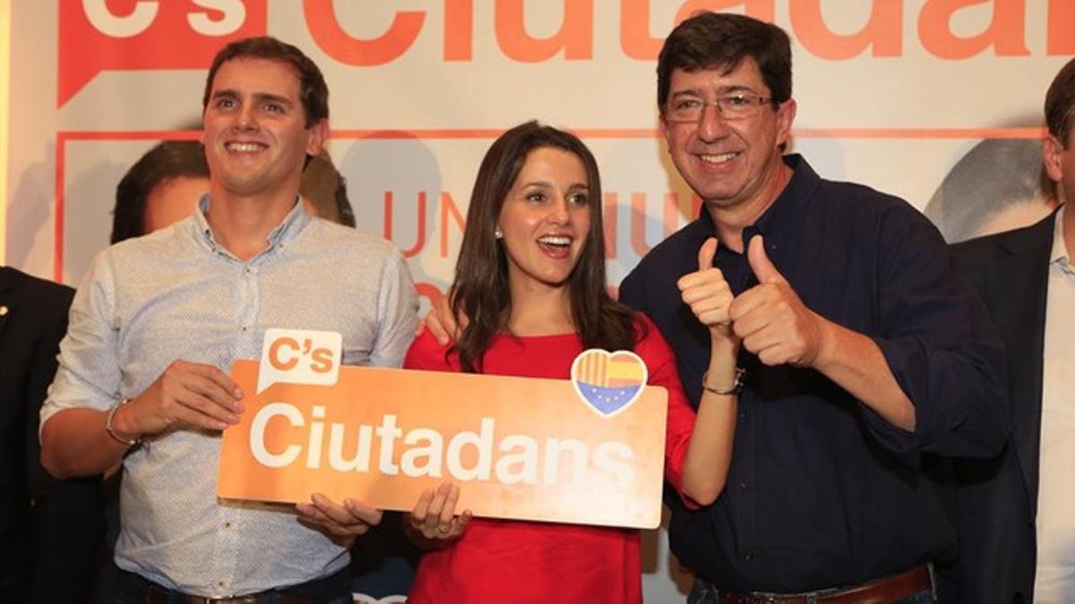 Albert Rivera, Inés Arrimadas y el líder de Ciudadanos en Andalucía, Juan Marín, este lunes en un mitin en Santa Coloma de Gramenet.