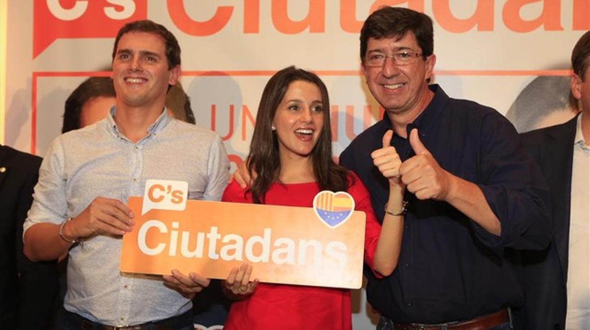 Albert Rivera, Inés Arrimadas i el líder de Ciutadans a Andalusia, Juan Marín, aquest dilluns en un míting a Santa Coloma de Gramenet.