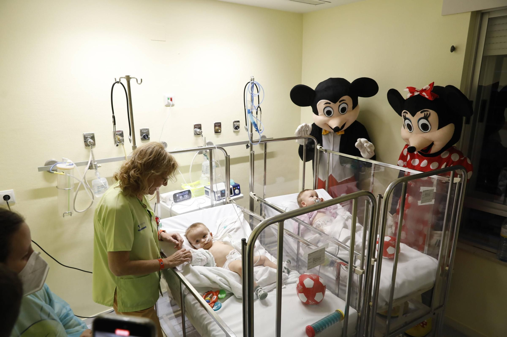 Así fue la visita de Mickey y Minnie Mouse al Hospital de Cabueñes (en imágenes)