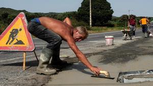 Un trabajador, en una obra en Galicia.