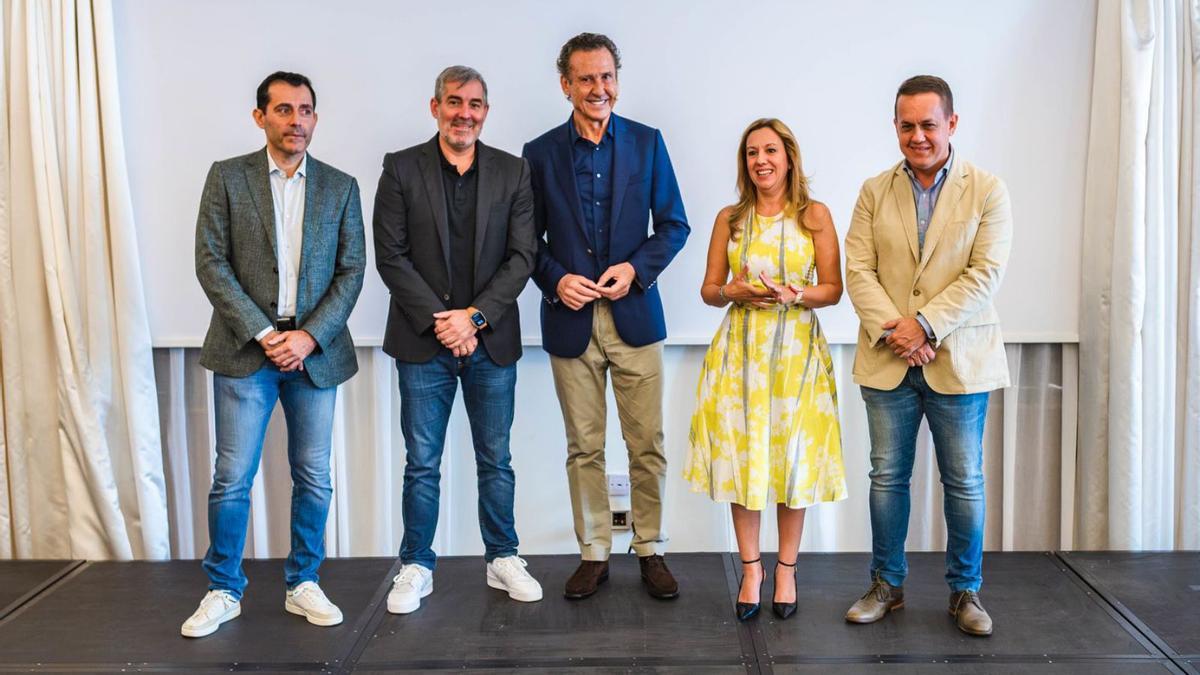 Jorge Valdano, in the center, at Hub Intech Tenerife. Jorge Valdano, in the center, at Hub Intech Tenerife.
