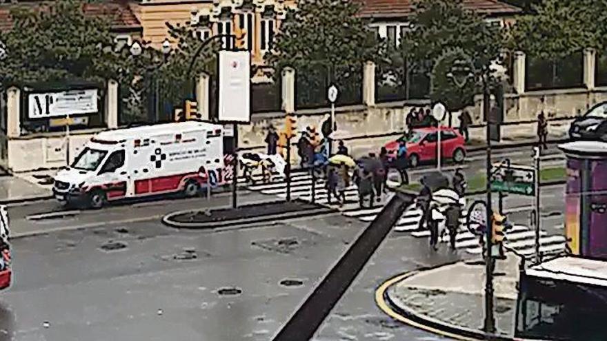 Personal sanitario traslada en camilla al herido en avenida de la Costa.