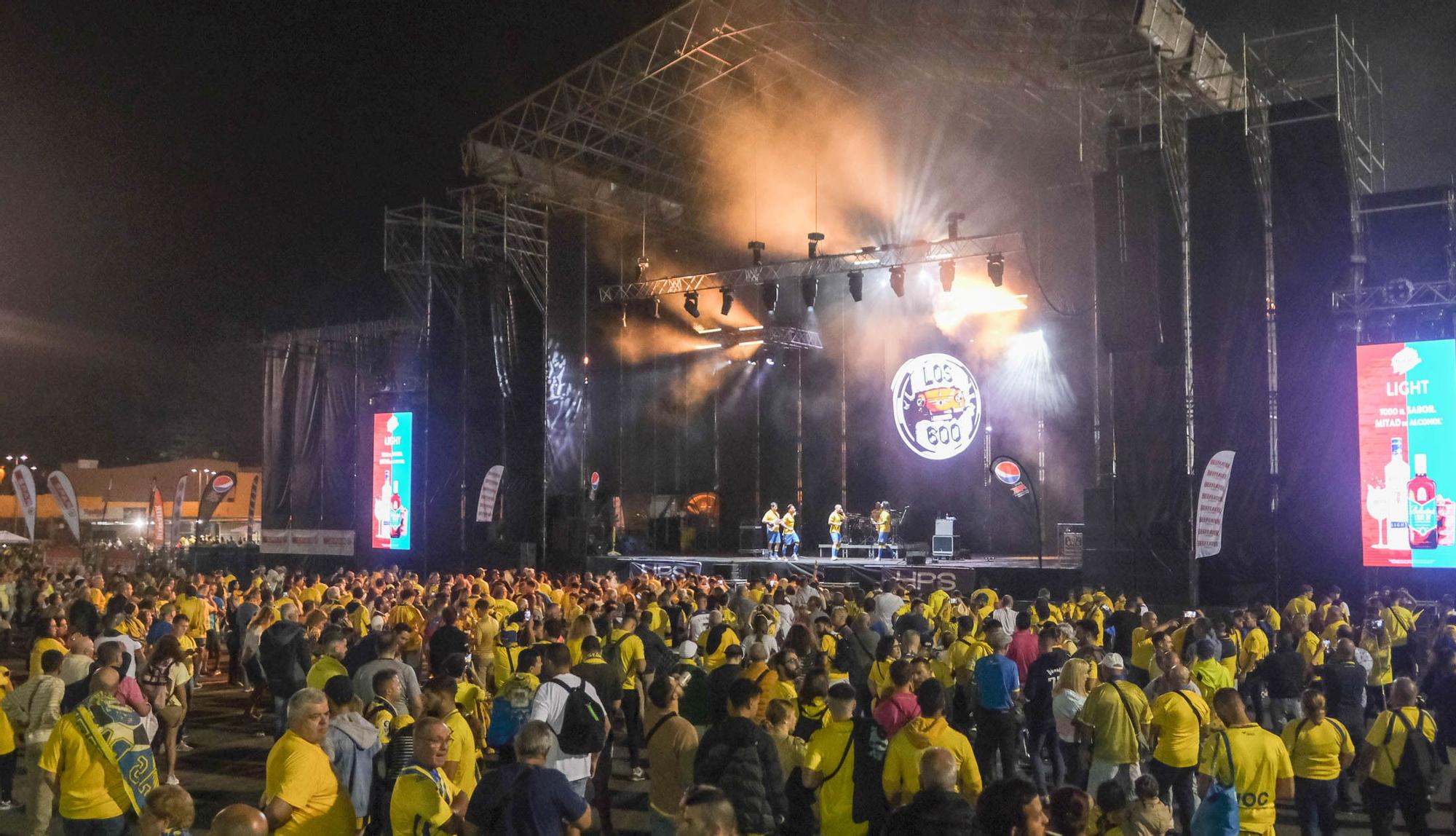 Los aficionados de la UD Las Palmas reciben la guagua con los jugadores antes del derbi