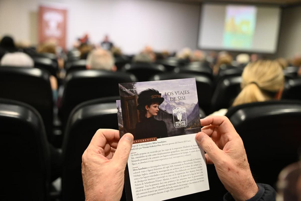 Uno de los carteles informativos sobre la ponencia acerca de Sisi