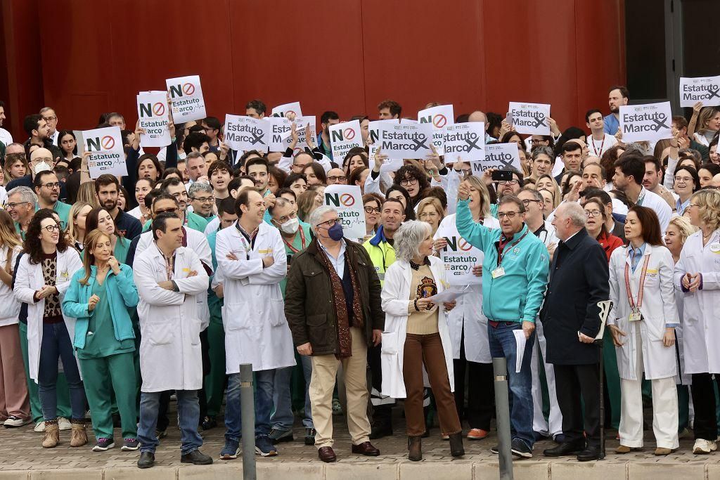La protesta de los médicos contra el Estatuto Marco de Sanidad a las puertas de la Arrixaca, en imágenes