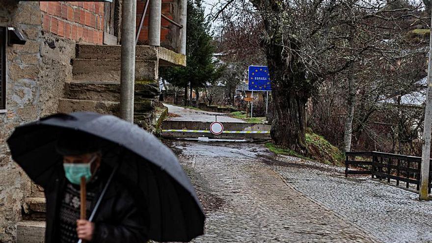 Norberto, ciudadano portugués, tras la frontera de hormigón. | Emilio Fraile