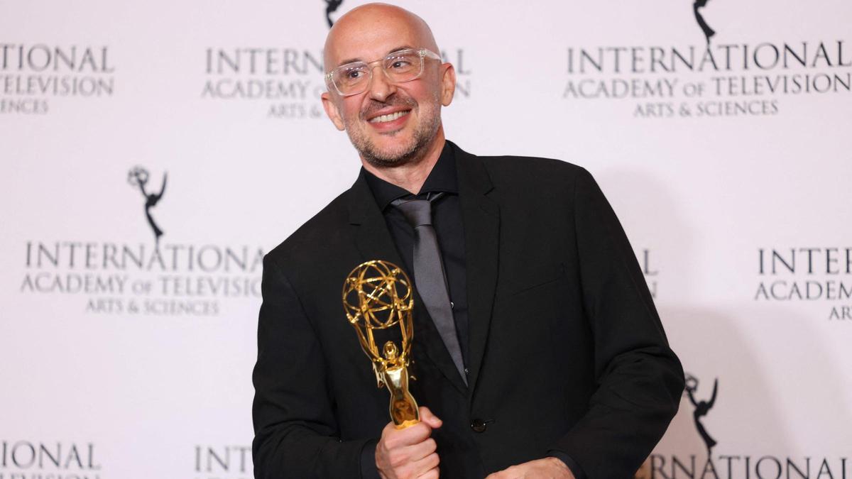 El periodista Raül Gallego con el Premio Emmy Internacional por su serie 'Punt de no retorn'