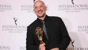 El periodista Raül Gallego con el Premio Emmy Internacional por su serie Punt de no retorn
