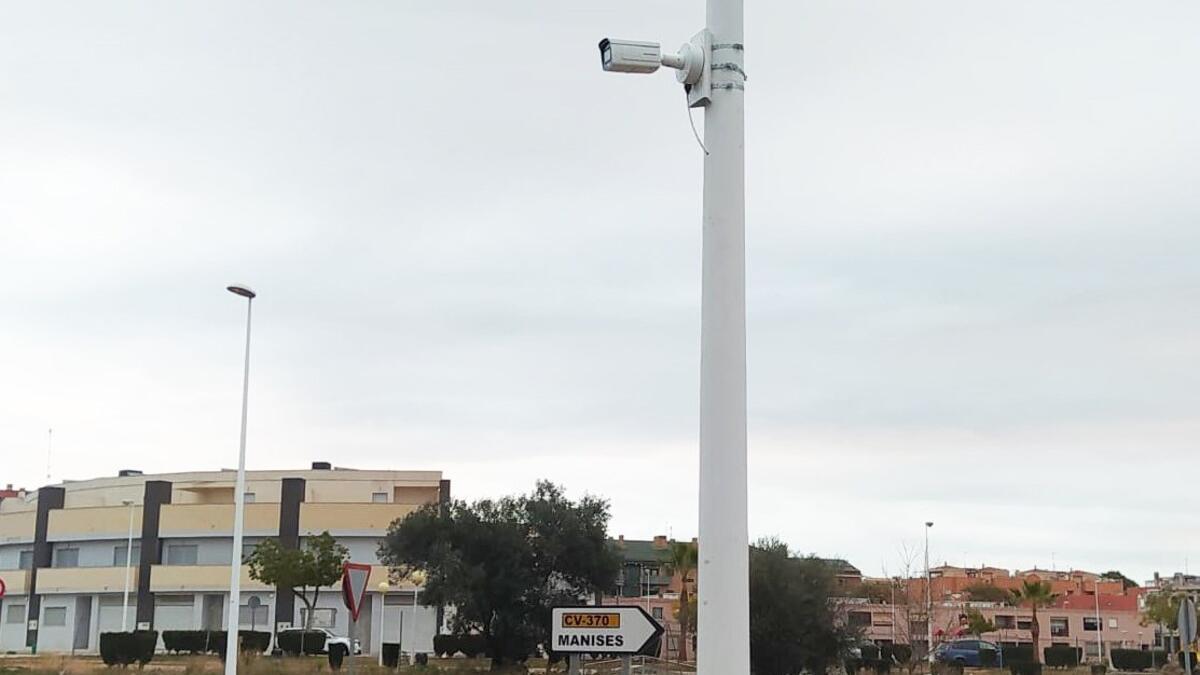 Una de las cámaras instaladas junto a una de las rotondas de acceso a Manises