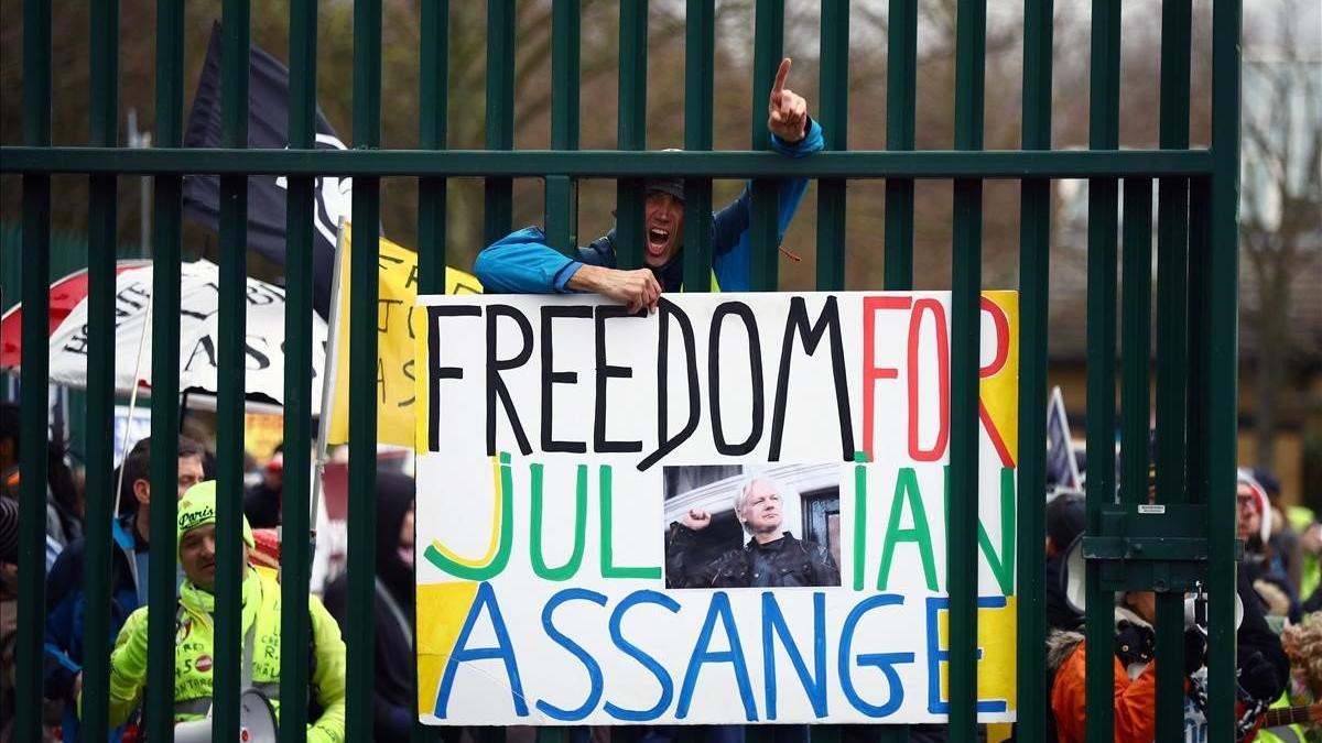 Simpatizantes de Assange piden su liberación  en el acceso del tribunal que decide su acepta si extradición a EEUU.