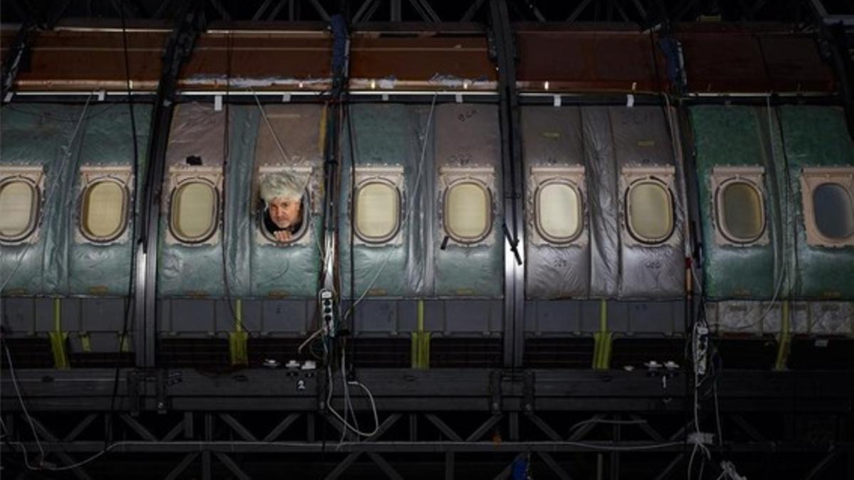 Pedro Almodóvar en el avión de 'Los amantes pasajeros'