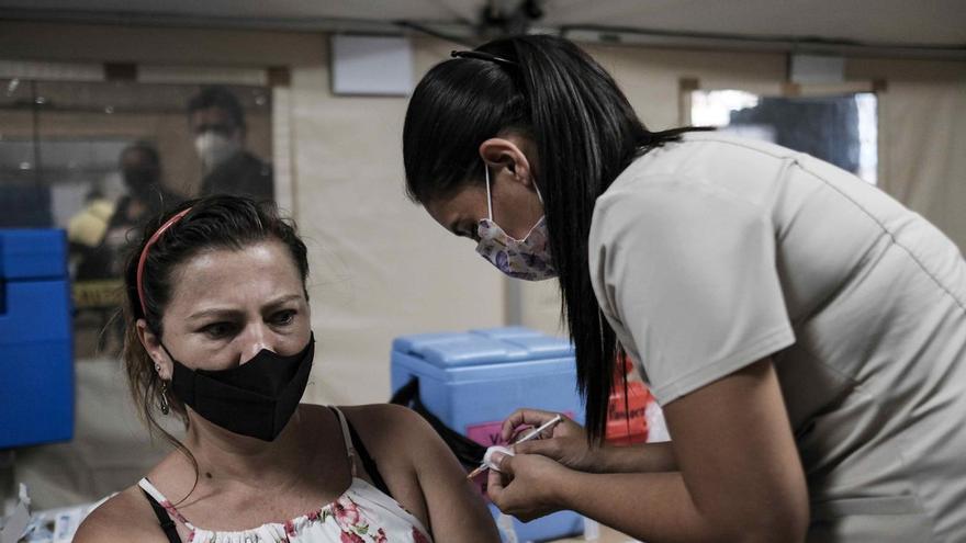 Tres de quatre efectes adversos a la vacuna contra la covid van ser notificats per dones