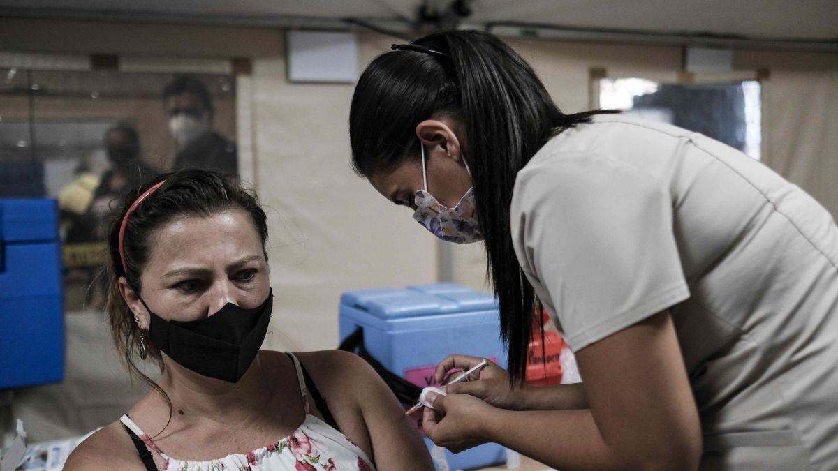 Una dona rep una dosi de la vacuna contra la covid