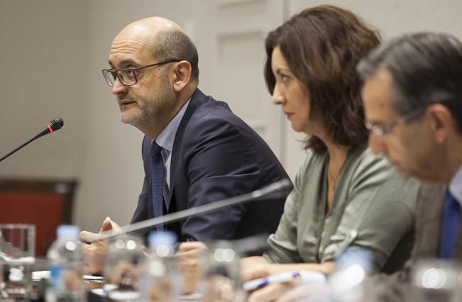 10/04/2017.CANARIAS.Sesión de comisión sobre la reforma del sistema electoral en el Parlamento de Canarias..Fotos: Carsten W. Lauritsen
