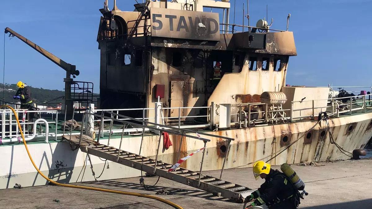 Bomberos realizando tareas de inspección este viernes en el 'Awadi'.