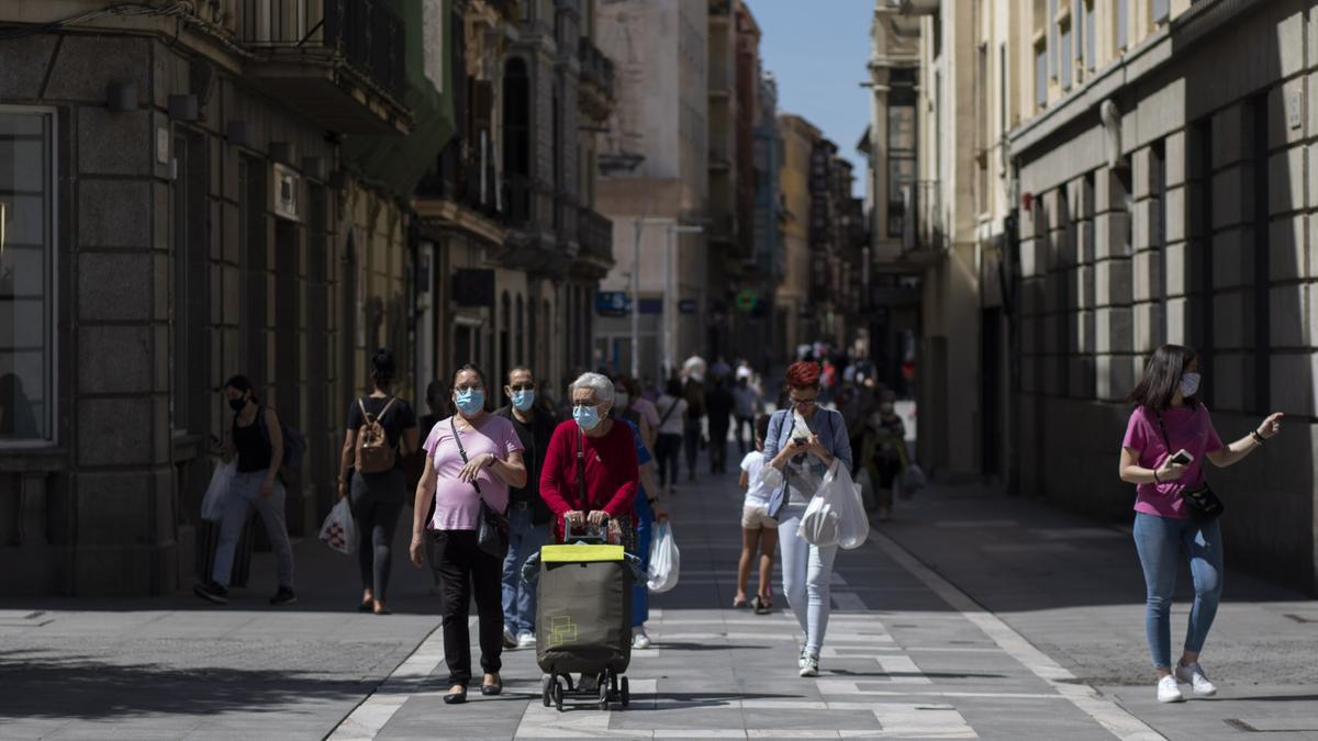 Gente que pasea por Santa Clara (Zamora)