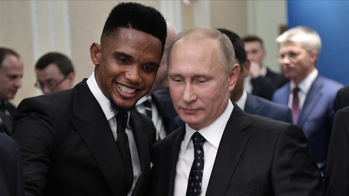 Samuel Eto'o con Vladimir Puitn, el pasado diciembre.