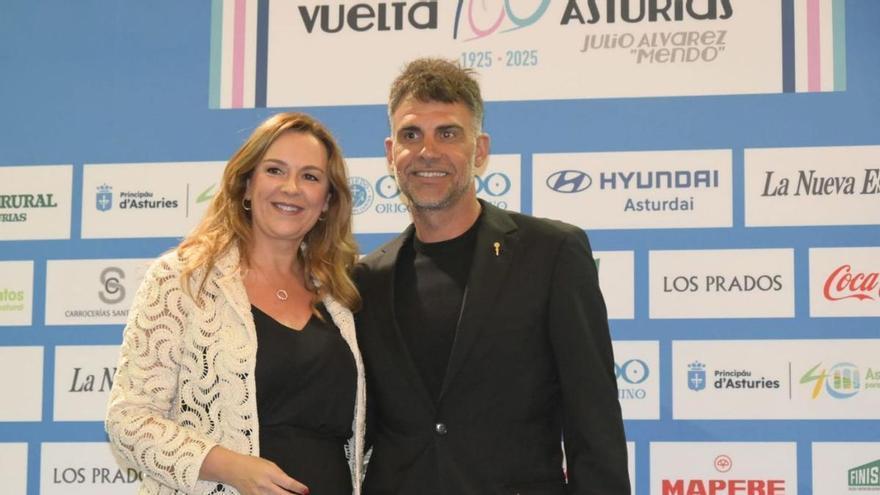 Cristina Álvarez Mendo entrega la insignia de la Vuelta a Asturias al exciclista Óscar Pereiro.
