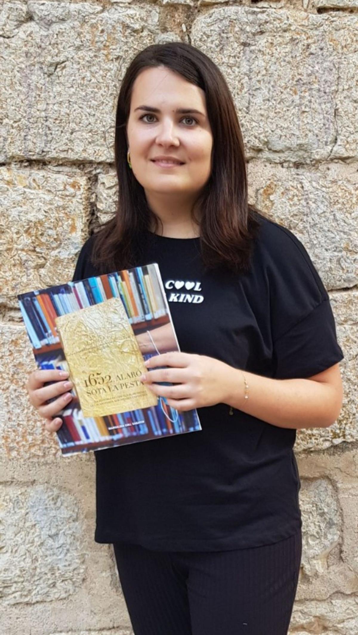 Margalida Coll posa con su libro durante la entrevista. | SILIS CAMPINS