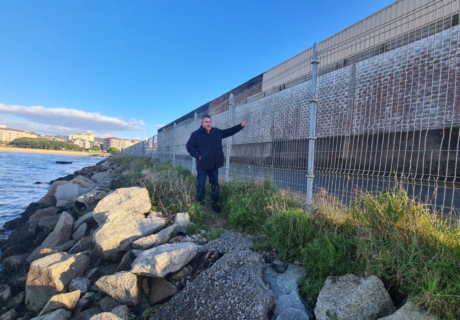 José Luis Villanueva señala la nave que la OPP-89 gestionará durante 50 años en el Puerto de Vilagarcía.