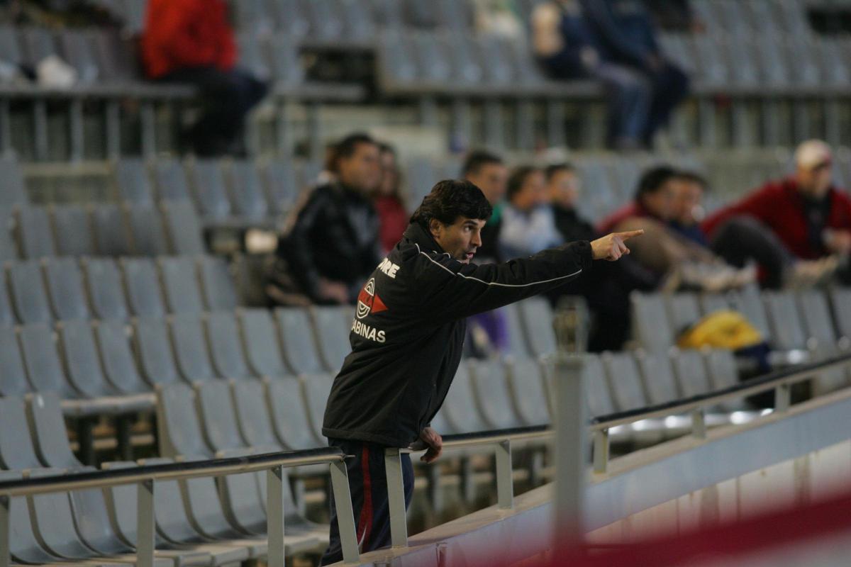 José Luis Mendilíbar dirige al Eibar desde la tribuna de El Arcángel, en la temporada 2004-05.