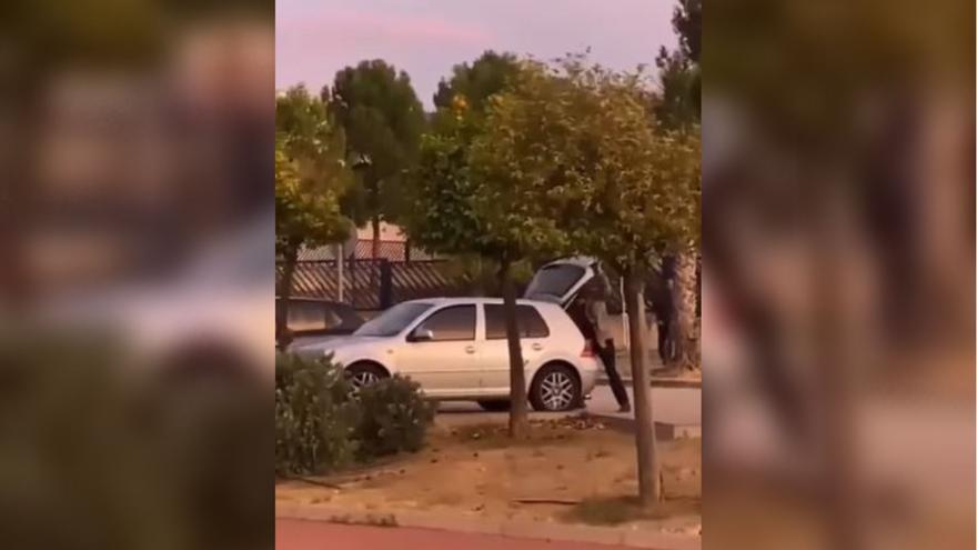 El impactante vídeo de cómo un hombre secuestra a una mujer metiéndola en el maletero del coche