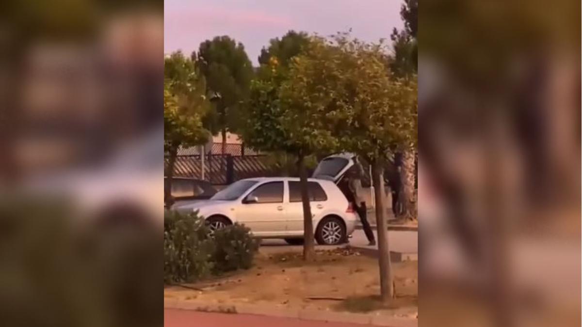 El impactante vídeo de cómo un hombre secuestra a una mujer metiéndola en el maletero del coche