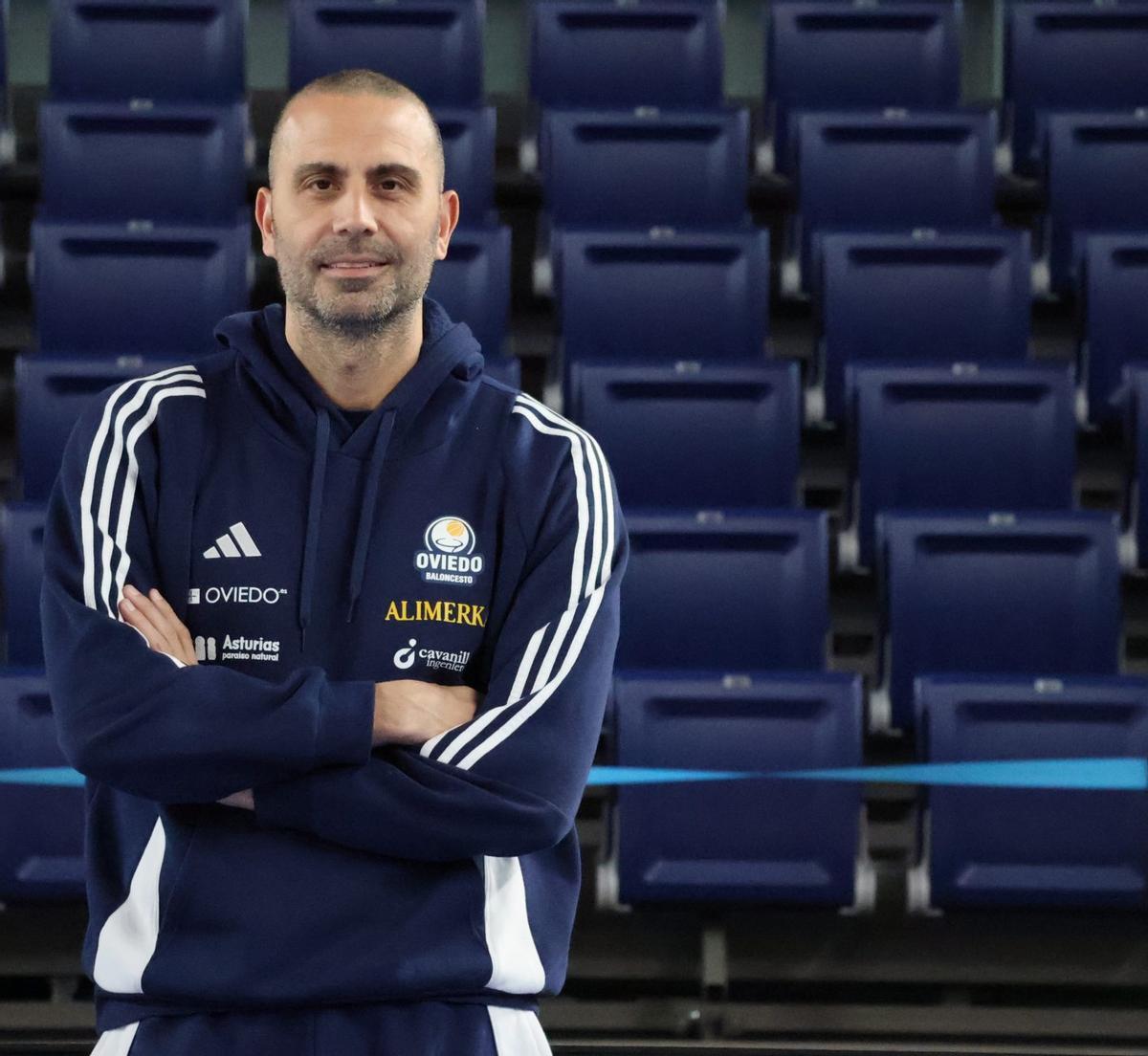 Javi Rodríguez, entrenador del Alimerka Oviedo Baloncesto, ayer en el Palacio de los Deportes.  |