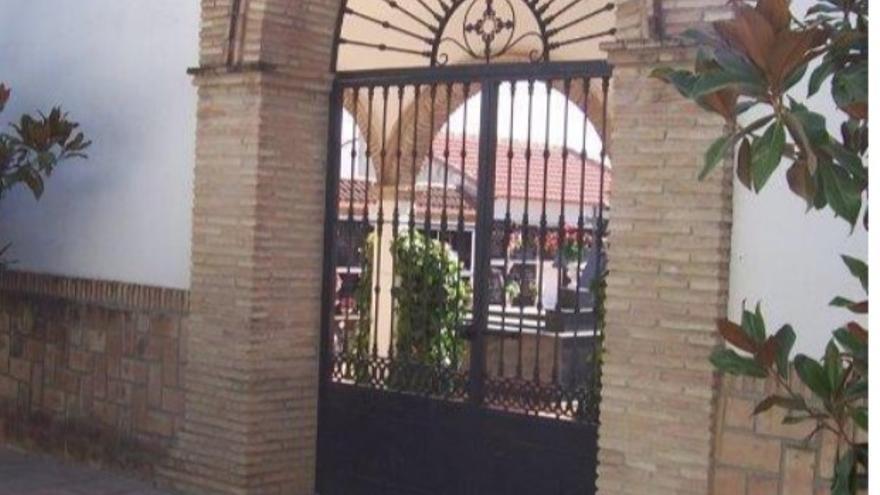 Acceso al cementerio de San Sebastián de los Ballesteros.