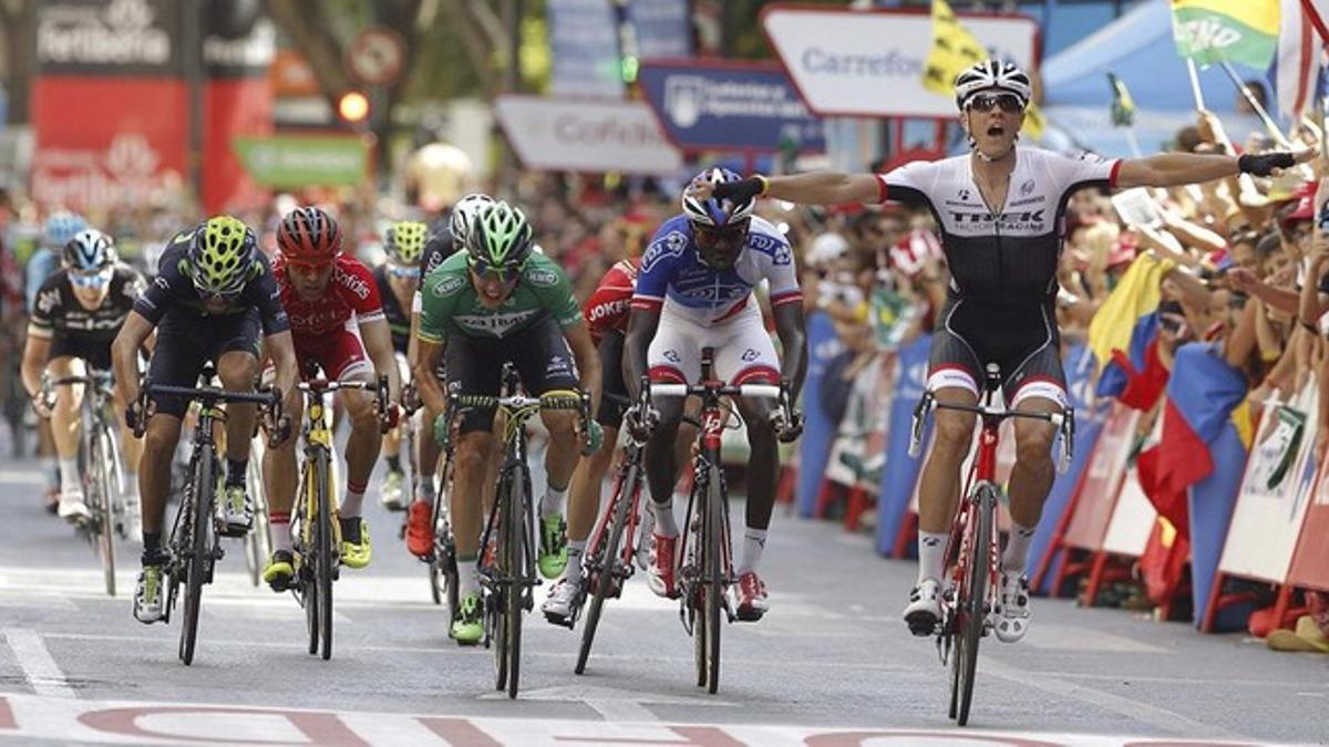 El ciclista belga del equipo Trek Jasper Stuyven gana al esprint la octava etapa de la Vuelta a España, con final en Murcia.