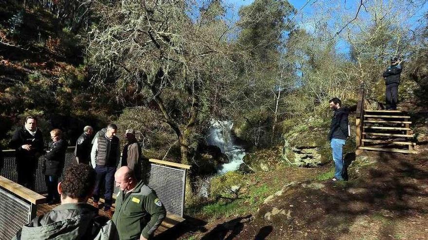 Ana María Díaz visitó el mirador con el alcalde de Crecente, Julio César García-Luengo Pérez.// A. Hernández