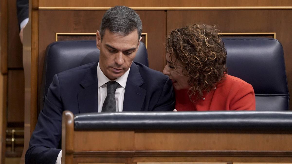 Pedro Sánchez, presidente del Gobierno, junto a María Jesús Montero, durante una comparecencia en el Congreso.
