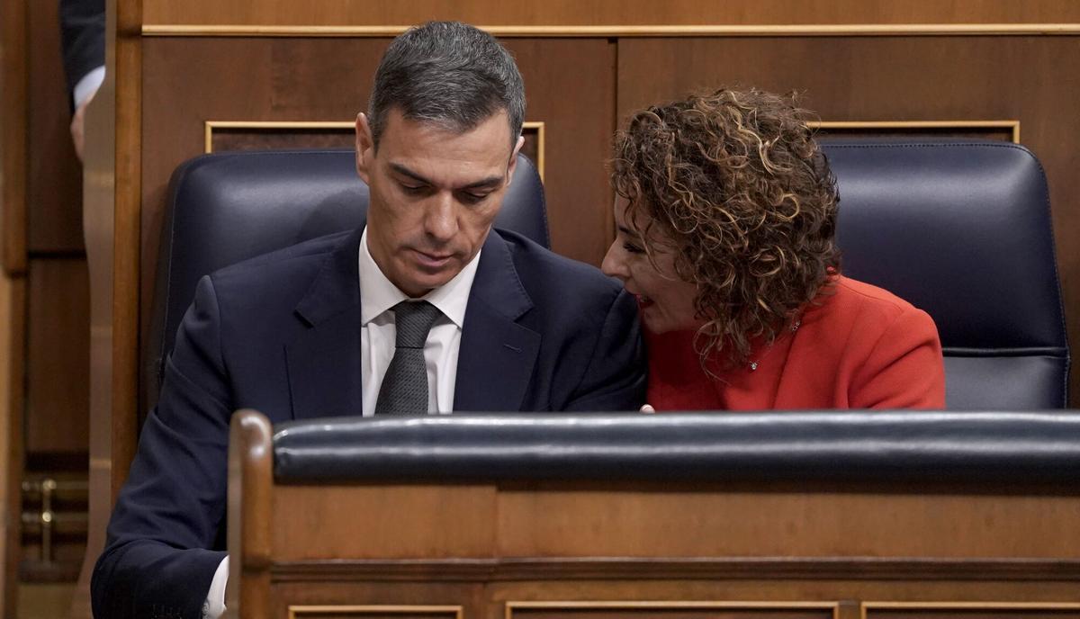 Pedro Sánchez, presidente del Gobierno, junto a María Jesús Montero, durante una comparecencia en el Congreso.