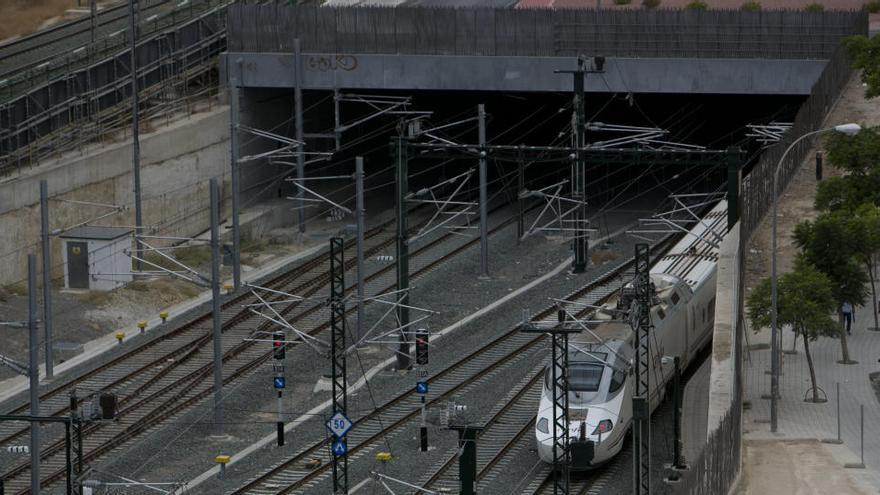 Un tren sale del túnel en la estación del AVE de Alicante