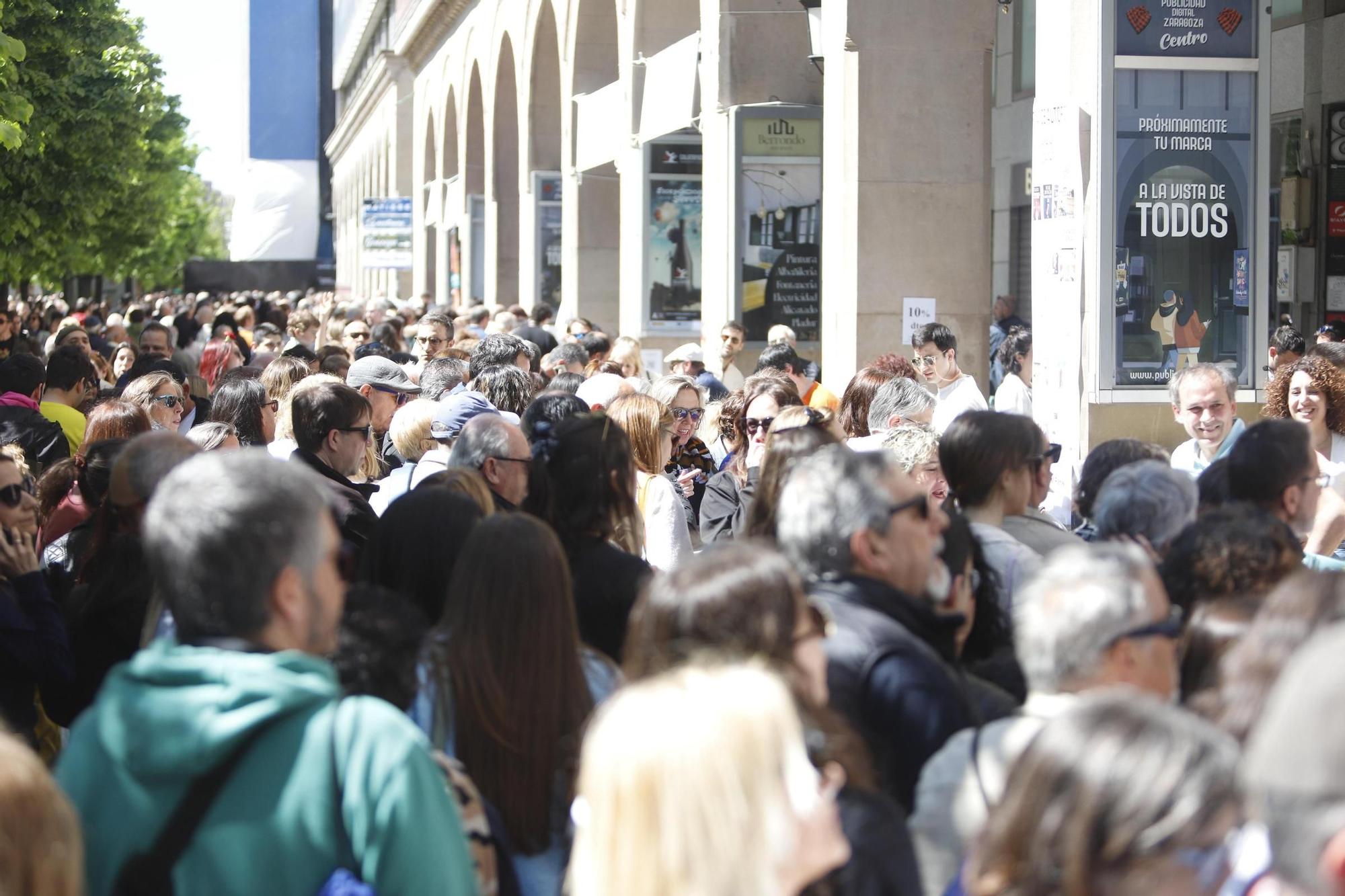 En imágenes | Multitudinario Día del Libro en el centro de Zaragoza