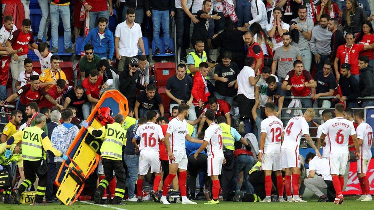 Las asistencias actúan tras la caída de la valla en Ipurúa durante el Eibar-Sevilla