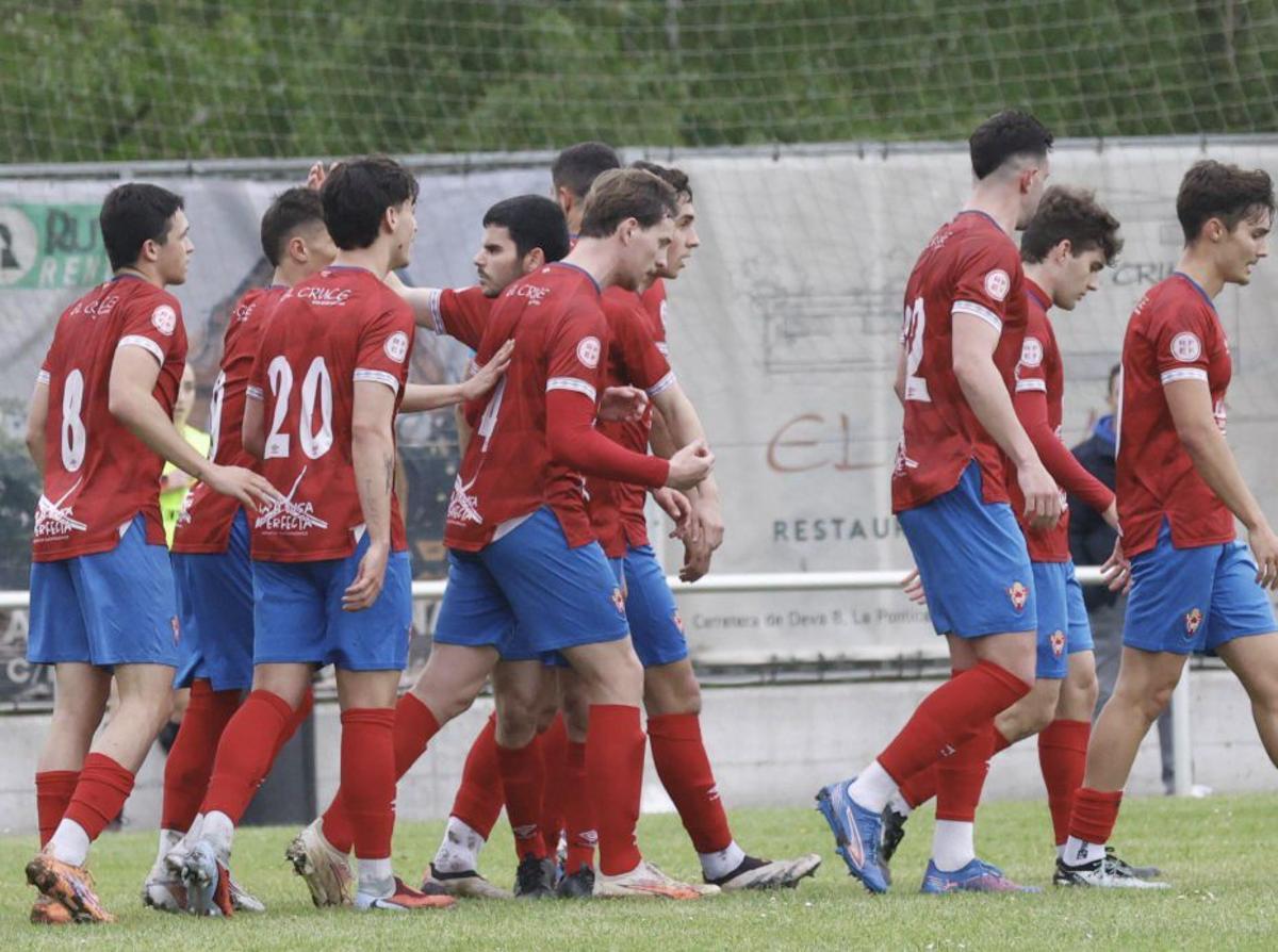 Los jugadores del Ceares celebran el tanto de la remontada en La Cruz. | ÁNGEL GONZÁLEZ