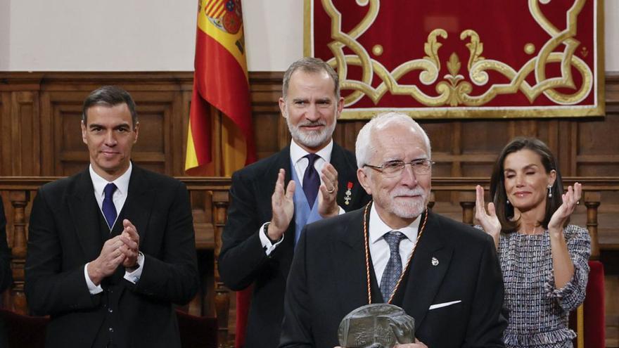 Luis Mateo Díez recibe 
los aplausos de Felipe 
VI, Letizia y Pedro 
Sánchez, tras 
recibir el Premio 
Cervantes.  | // BALLESTEROS