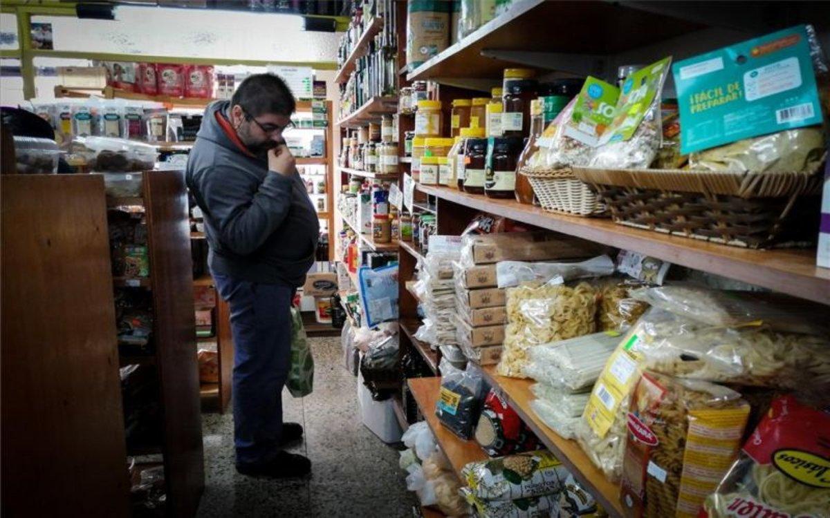 Una persona en Argentina revisa los precios de los productos básicos.