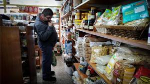 Una persona en Argentina revisa los precios de los productos básicos.