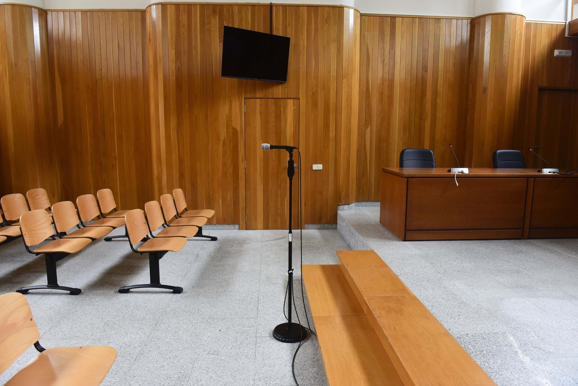 Juicios suspendidos y baja actividad en el primer día de huelga de jueces y fiscales
