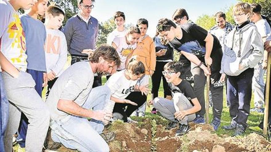 Estudiantes de ESO inician en el campo de golf la siembra de encinas